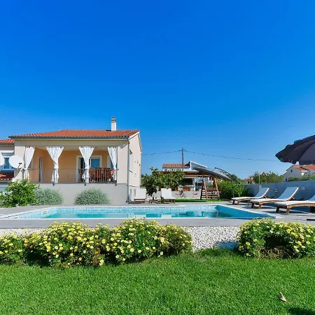 Spacious In With Private Swimming Pool Villa Debeljak